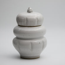 Load image into Gallery viewer, Lidded jar with a seashell