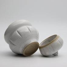 Load image into Gallery viewer, Lidded jar with a seashell