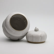 Load image into Gallery viewer, Lidded jar with a seashell
